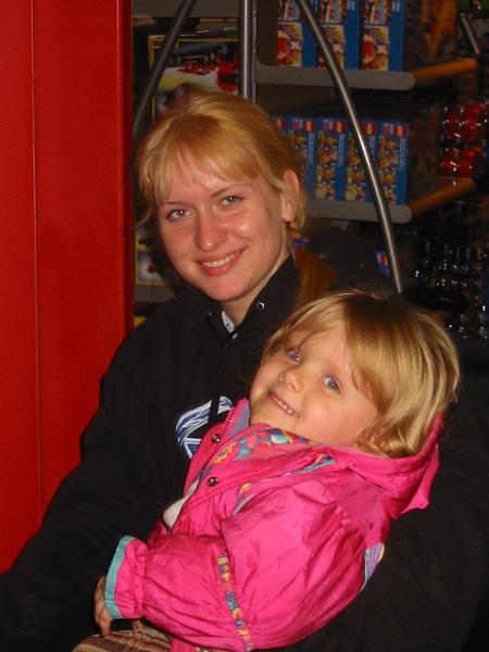 4-07.jpg - Kika and sister Julia.